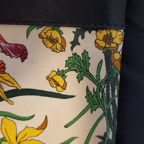 SALE ππHOST PICKππ GUCCI ACCORNERO CLUTCH, PERFECT FOR SPRING, SUMMER - Picture 3 of 15